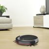 De Dare Devil robotstofzuiger die een woonkamer aan het schoonmaken is
