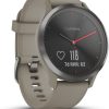 De Garmin Vivomove HR hybride smartwatch met een zwarte klok en een zandkleurig bandje