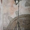 Hippe metalen spotlight in een industriële omgeving