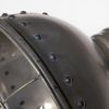 Een metalen spotlight vloerlamp met stoere industriële details