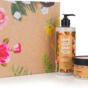 De luxe Love Beauty and Planet geschenkdoos met daarnaast de body butter en de shower gel