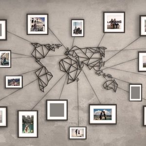 Een metalen wereldkaart met foto's eromheen.