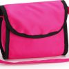 Een handige roze tas om spullen voor de pop in te doen