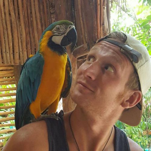 Stanley met een papegaai op zijn schouder